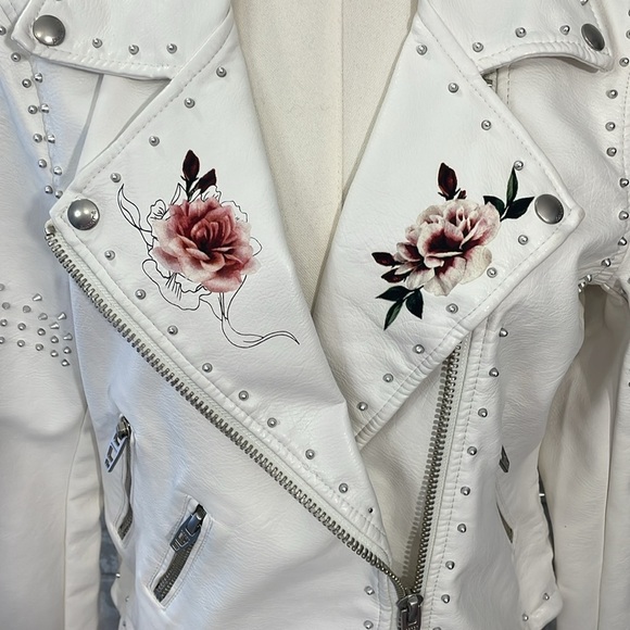 Blank NYC White Faux Leather Motorcycle Jacket with Floral Print - Picture 2 of 12
